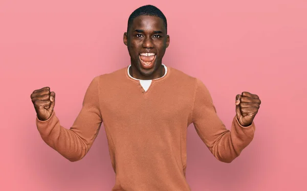 Νεαρός Αφροαμερικάνος Που Φοράει Καθημερινά Ρούχα Ουρλιάζοντας Περήφανος Γιορτάζοντας Νίκη — Φωτογραφία Αρχείου