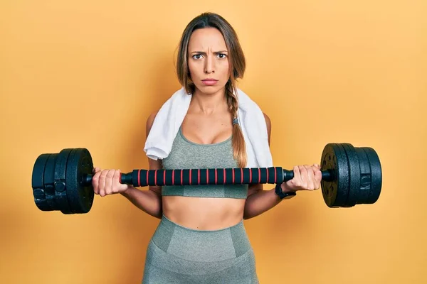 Bella Donna Ispanica Che Indossa Abbigliamento Sportivo Utilizzando Manubri Scettici — Foto Stock