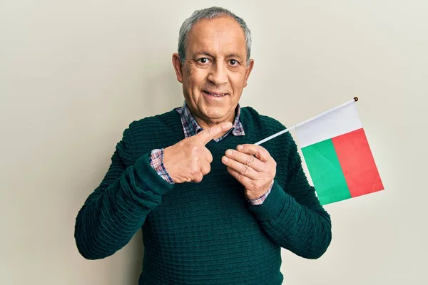 Stilig Senior Man Med Grått Hår Håller Madagascar Flagga Ler — Stockfoto