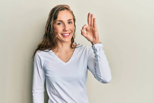 Mujer Rubia Joven Con Ropa Casual Sonriendo Positiva Haciendo Signo —  Fotos de Stock