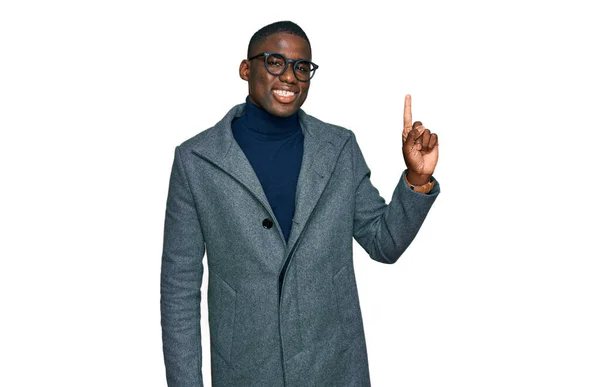 年轻的非洲裔美国人穿着商务服装 戴着眼镜 指指点点地提出了成功的想法 又兴奋又快乐第一大 — 图库照片