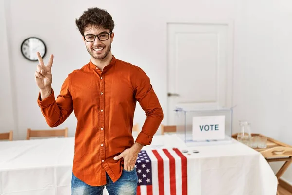 Hispanic Man Står Vid Valsalen Visar Och Pekar Upp Med — Stockfoto