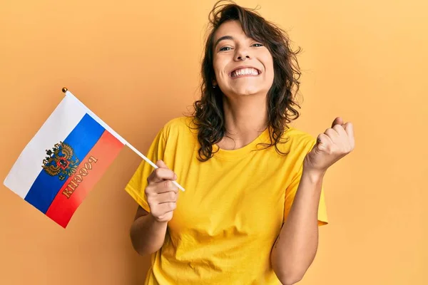 Junge Hispanische Frau Mit Russischer Fahne Schreit Stolz Und Feiert — Stockfoto