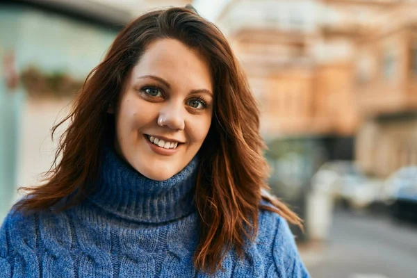 Giovane Irlandese Size Ragazza Sorridente Felice Piedi Alla Città — Foto Stock