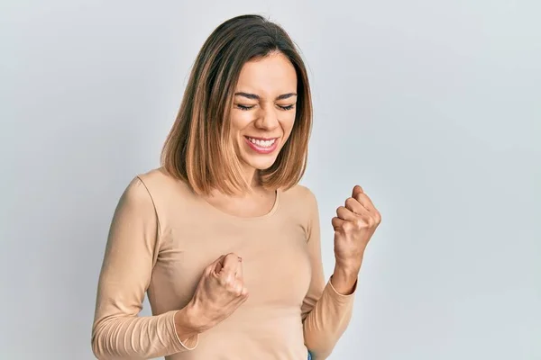 Giovane Donna Bionda Caucasica Indossa Maglione Casual Celebrando Sorpreso Stupito — Foto Stock