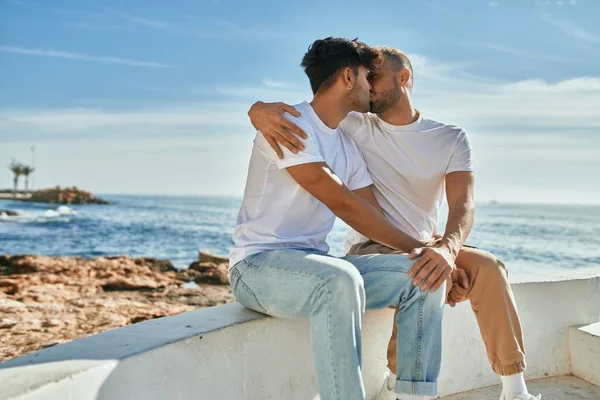 Mutlu Gülümseyen Genç Eşcinsel Çift Kumsaldaki Bankta Oturuyor — Stok fotoğraf