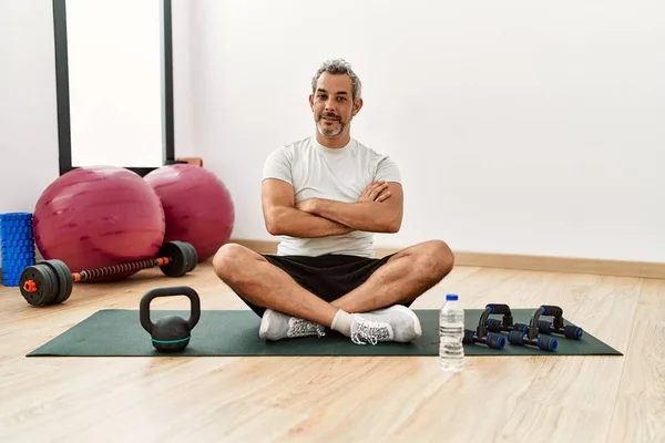 Homem Hispânico Meia Idade Sentado Tapete Treinamento Ginásio Rosto Feliz — Fotografia de Stock