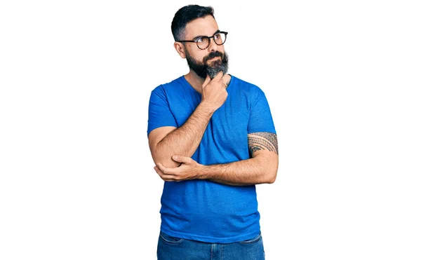 Spaanse Man Met Baard Draagt Casual Shirt Bril Met Hand — Stockfoto