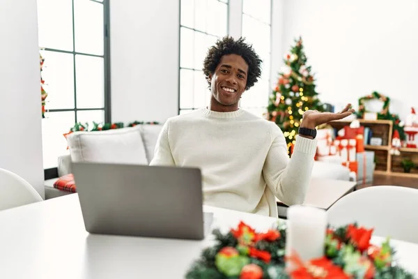 Joven Afroamericano Hombre Usando Portátil Sentado Mesa Por Árbol Navidad — Foto de Stock