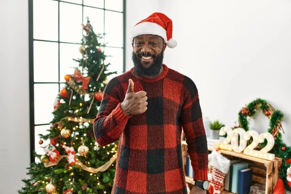 Homem Afro Americano Vestindo Chapéu Papai Noel Junto Árvore Natal — Fotografia de Stock