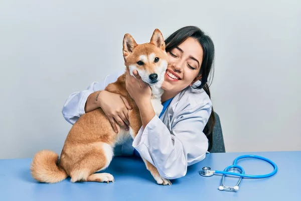 Veterinaria Mujer Vistiendo Uniforme Clínica Abrazando Perro Con Amor — Foto de Stock