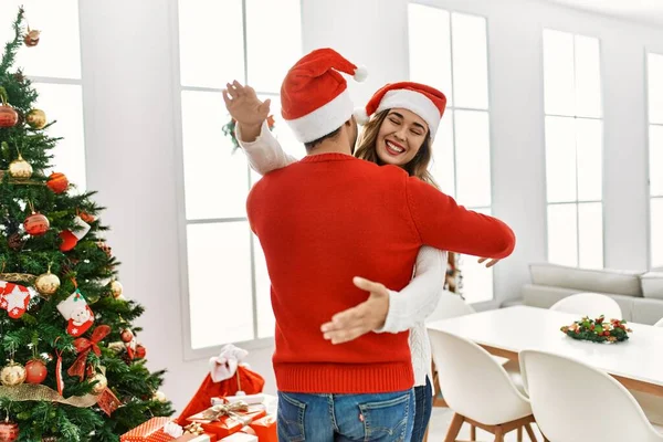 Genç Spanyol Çift Noel Şapkası Takıyor Gülümsüyor Evde Sarılıyorlar — Stok fotoğraf