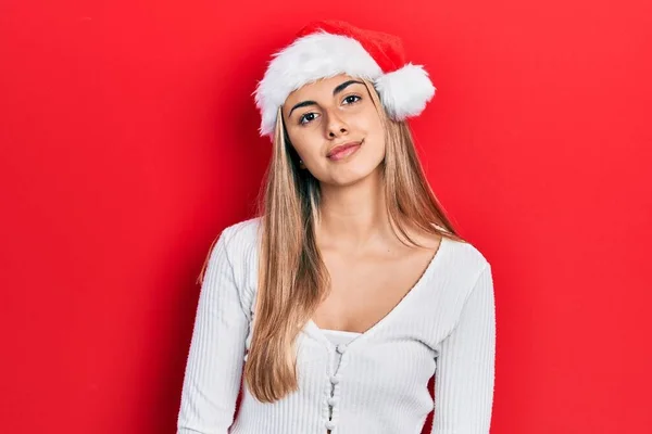 Schöne Hispanische Frau Mit Weihnachtsmütze Entspannt Mit Ernstem Gesichtsausdruck Einfacher — Stockfoto