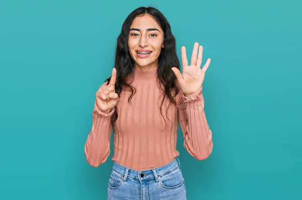 Menina Adolescente Hispânica Com Aparelho Dentário Vestindo Roupas Casuais Mostrando — Fotografia de Stock