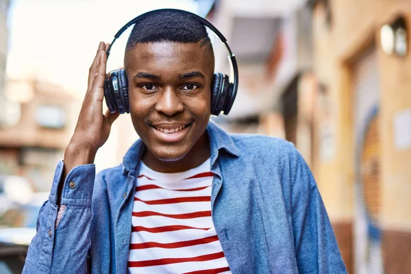 Молодий Афроамериканець Усміхається Користуючись Навушниками Місті — стокове фото