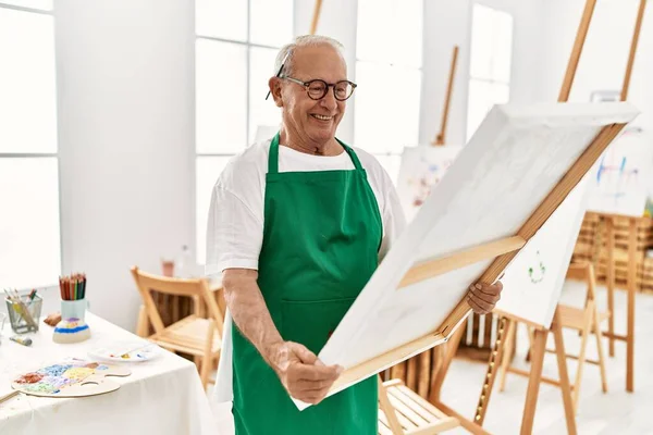 Älterer Grauhaariger Künstler Lächelt Glücklich Und Hält Leinwand Kunstatelier — Stockfoto