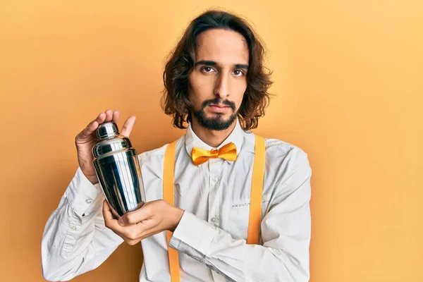 Joven Hombre Hispano Preparando Cóctel Mezclando Bebida Con Coctelera Relajado —  Fotos de Stock