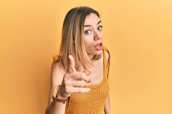 Mladá Běloška Blondýnka Neformálním Žlutém Tričku Ukazuje Nespokojeně Frustrovaně Kameru — Stock fotografie