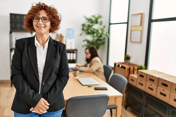 Mujer Madura Que Trabaja Equipo Inclusivo Grupo Dos Mujeres Que —  Fotos de Stock