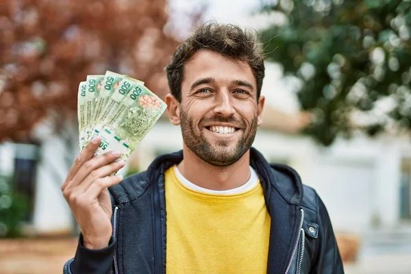 Hombre Hispano Guapo Con Barba Sosteniendo Billetes 500 Pesos Argentinos —  Fotos de Stock