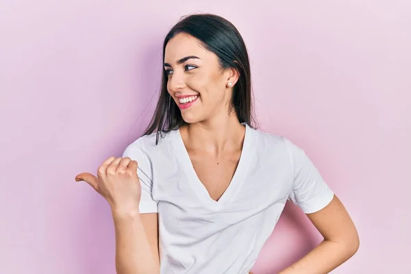 Mulher Bonita Com Olhos Azuis Vestindo Casual Shirt Branca Apontando — Fotografia de Stock