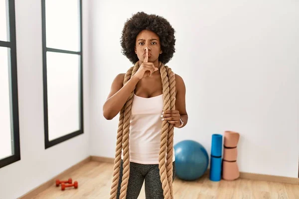 Jonge Afro Amerikaanse Vrouw Met Afrohaar Gymnastiektraining Met Touwen Die — Stockfoto