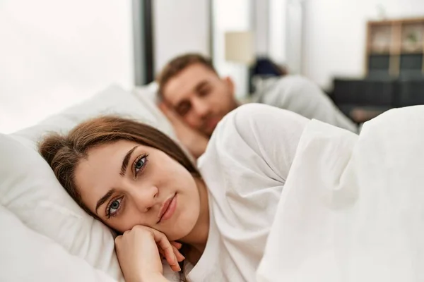 Jovem Casal Caucasiano Dormindo Cama Casa — Fotografia de Stock