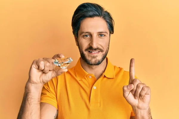 Joven Hombre Hispano Sosteniendo Brillante Piedra Diamante Sonriendo Con Una — Foto de Stock