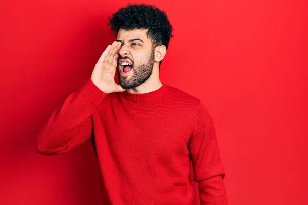 Hombre Árabe Joven Con Barba Usando Suéter Rojo Casual Gritando —  Fotos de Stock