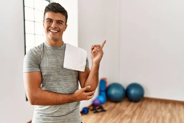 Joven Hispano Con Ropa Deportiva Toalla Gimnasio Con Una Gran —  Fotos de Stock