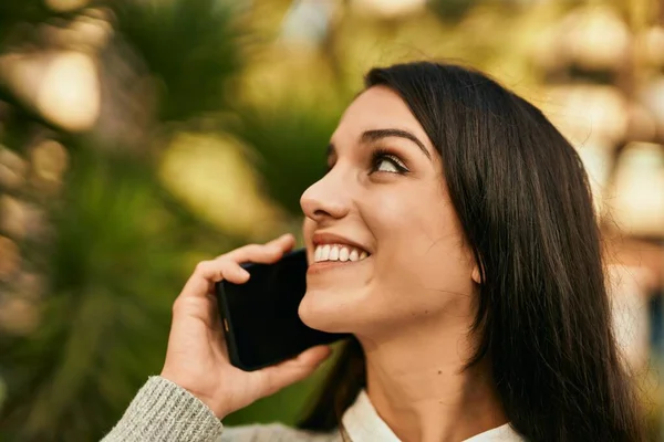 Jonge Hispanic Vrouw Glimlachen Gelukkig Praten Smartphone Stad — Stockfoto