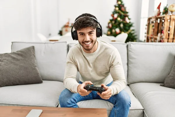 Mladý Hispánec Muž Usměvavý Šťastný Sedí Pohovce Hraje Videohry Doma — Stock fotografie