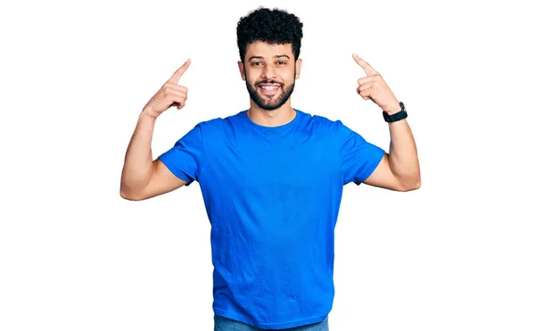 Giovane Arabo Con Barba Indossa Casual Shirt Blu Sorridente Punta — Foto Stock