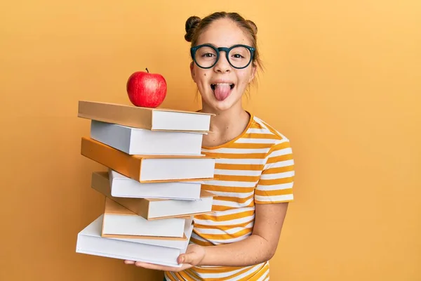 Menina Morena Bonita Segurando Uma Pilha Livros Com Uma Maçã — Fotografia de Stock