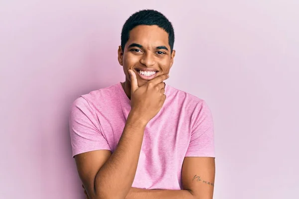 Ein Junger Gutaussehender Hispanischer Mann Lässigem Rosa Shirt Der Selbstbewusst — Stockfoto