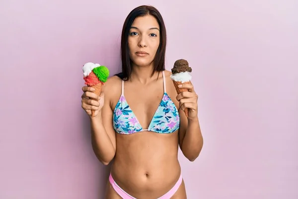 Jeune Femme Latine Portant Bikini Tenant Une Crème Glacée Détendue — Photo