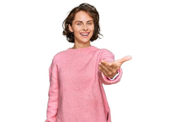 Νεαρή Ισπανίδα Γυναίκα Που Φοράει Casual Ρούχα Χαμογελώντας Προσφέρει Φιλική — Φωτογραφία Αρχείου