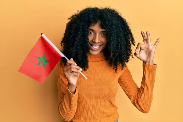 Mujer Afroamericana Con Pelo Afro Sosteniendo Bandera Marruecos Haciendo Signo — Foto de Stock