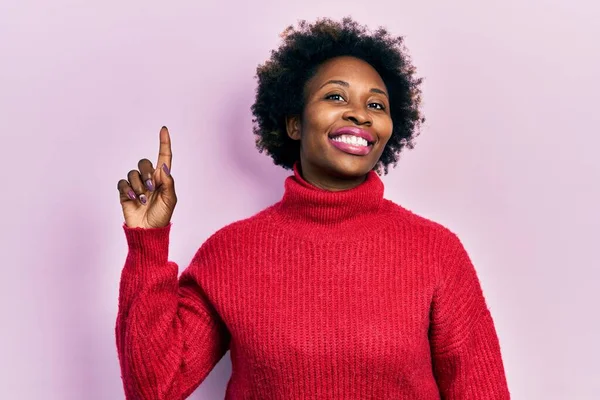 Genç Afro Amerikalı Kadın Gündelik Giysiler Içinde Gülümseyerek Bir Fikir — Stok fotoğraf