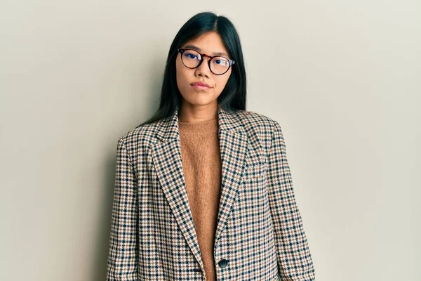 Νεαρή Κινέζα Γυναίκα Επιχειρηματικό Στυλ Και Γυαλιά Που Φαίνονται Νυσταγμένα — Φωτογραφία Αρχείου