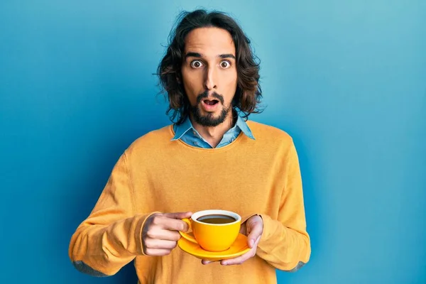 Jeune Homme Hispanique Boire Une Tasse Café Effrayé Choqué Par — Photo