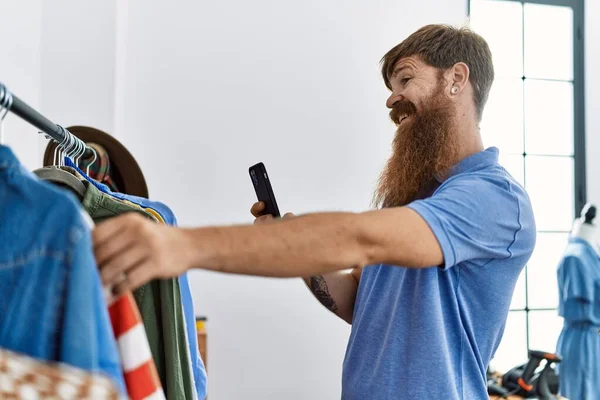 Jonge Roodharige Klant Maakt Foto Door Smartphone Kiezen Kleding Kledingwinkel — Stockfoto