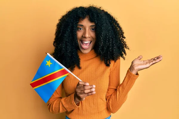 Africká Americká Žena Afro Vlasy Drží Demokratickou Republiku Kongo Vlajky — Stock fotografie