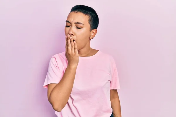 Hermosa Mujer Hispana Con Pelo Corto Con Camiseta Rosa Casual —  Fotos de Stock