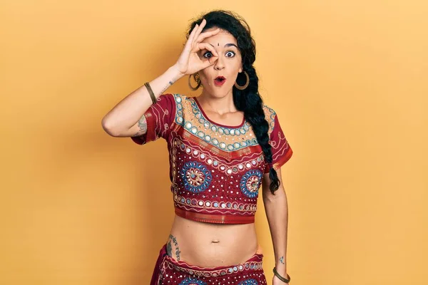 Fiatal Visel Bindi Bollywood Ruházat Csinál Rendben Gesztus Döbbent Arccal — Stock Fotó