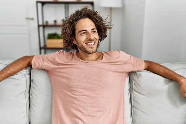 Jonge Spaanse Man Glimlacht Gelukkig Zittend Bank Thuis — Stockfoto