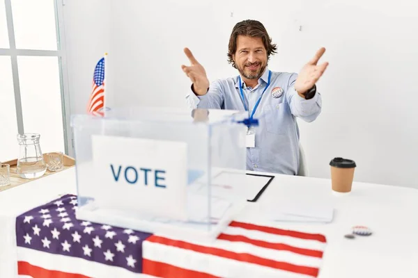 Bonito Homem Meia Idade Sentado Bancada Votação Olhando Para Câmera — Fotografia de Stock