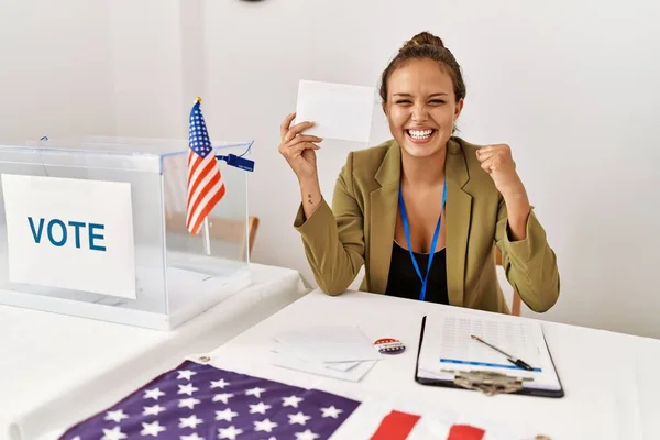 投票箱の中で投票を開催している美しいヒスパニック系の女性は誇りを叫びます 勝利と成功を祝う非常に腕を上げ興奮して — ストック写真