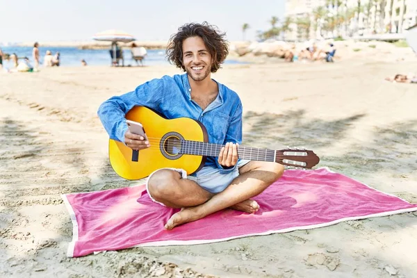 Ung Latinamerikansk Man Spelar Klassisk Gitarr Sittandes Sand Stranden — Stockfoto