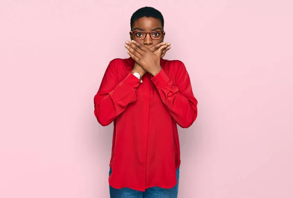 Jovem Afro Americana Vestindo Roupas Casuais Óculos Chocados Cobrindo Boca — Fotografia de Stock